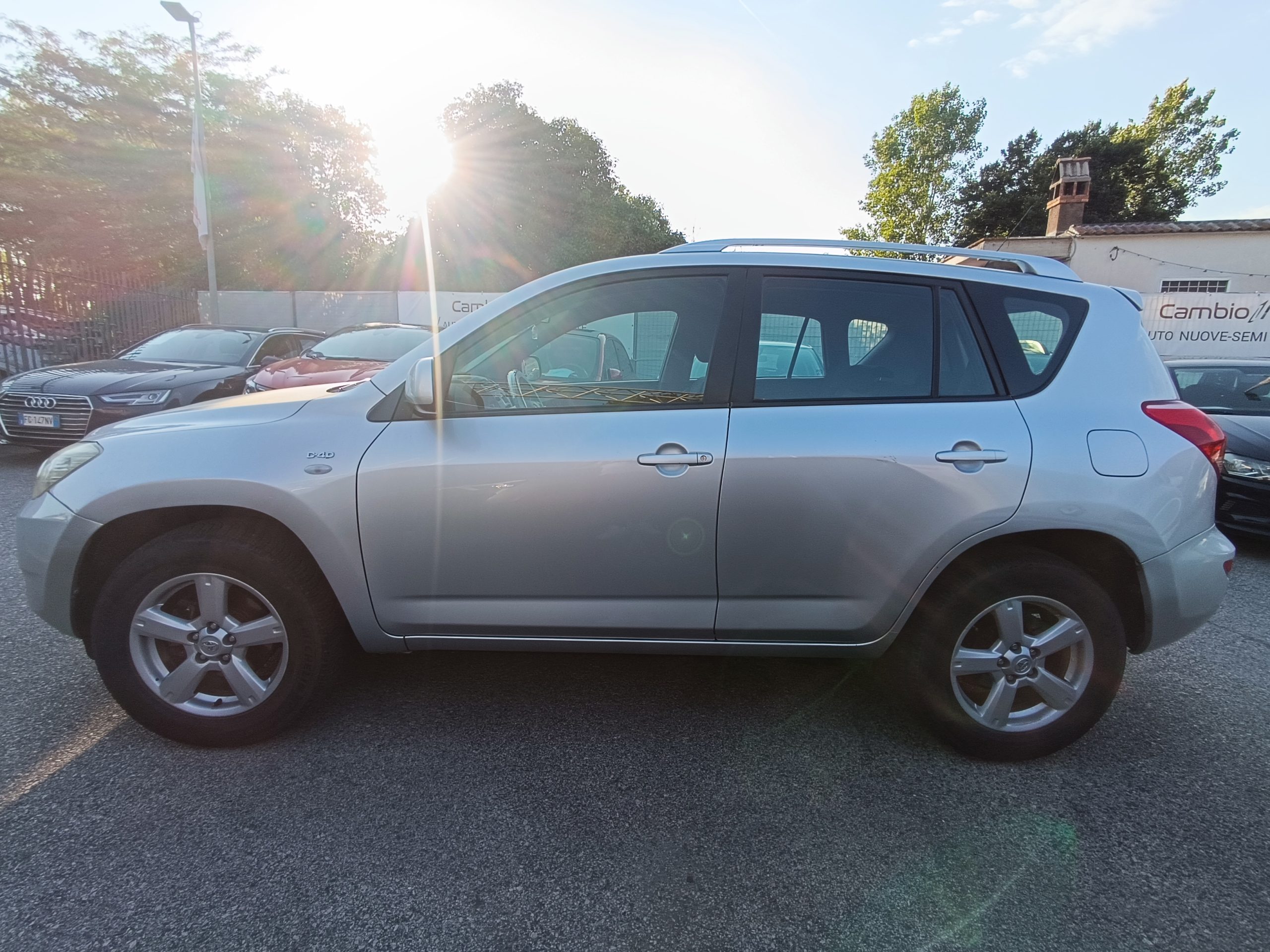 Toyota Rav 2.2 D Luxury - immagine 5