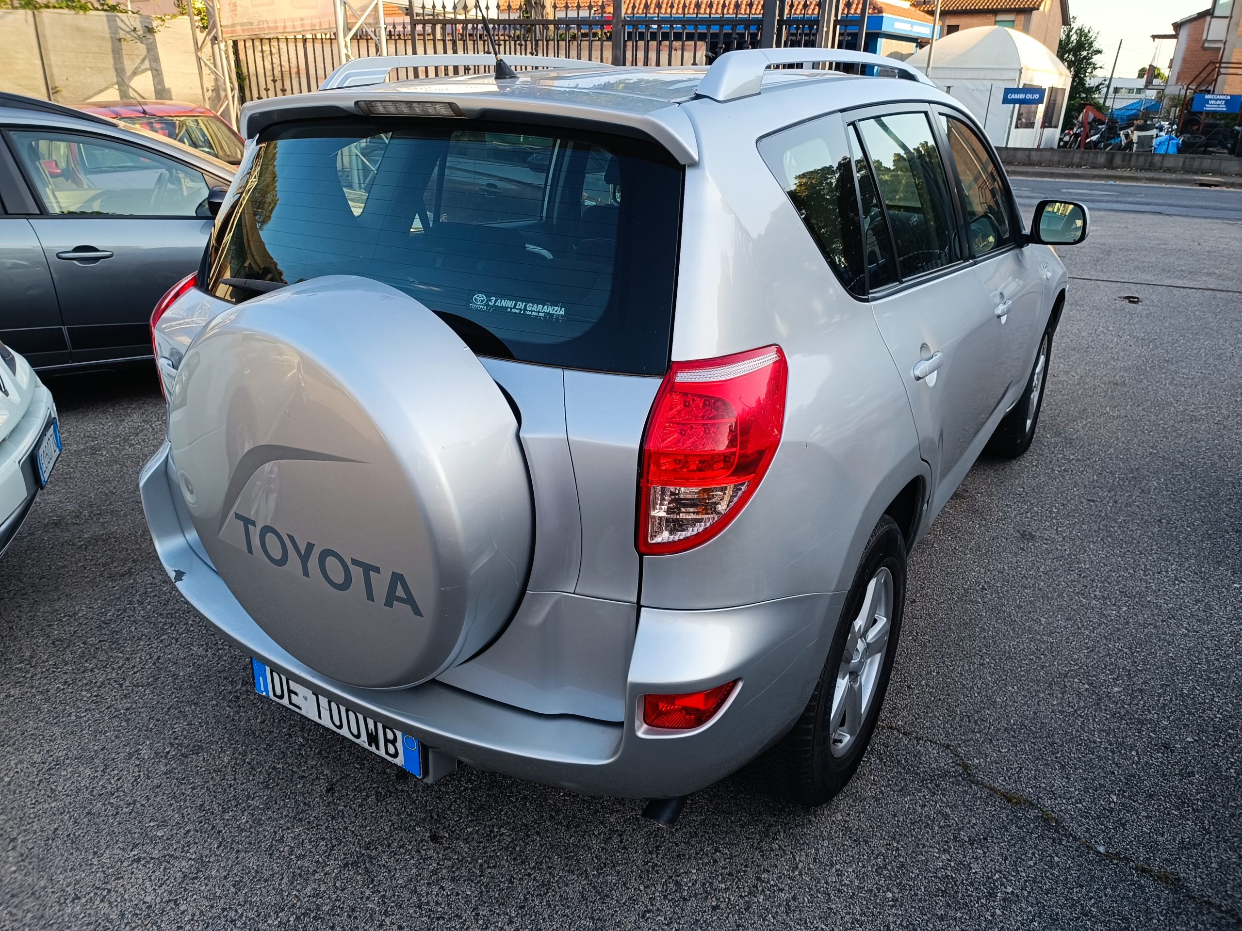 Toyota Rav 2.2 D Luxury - immagine 8