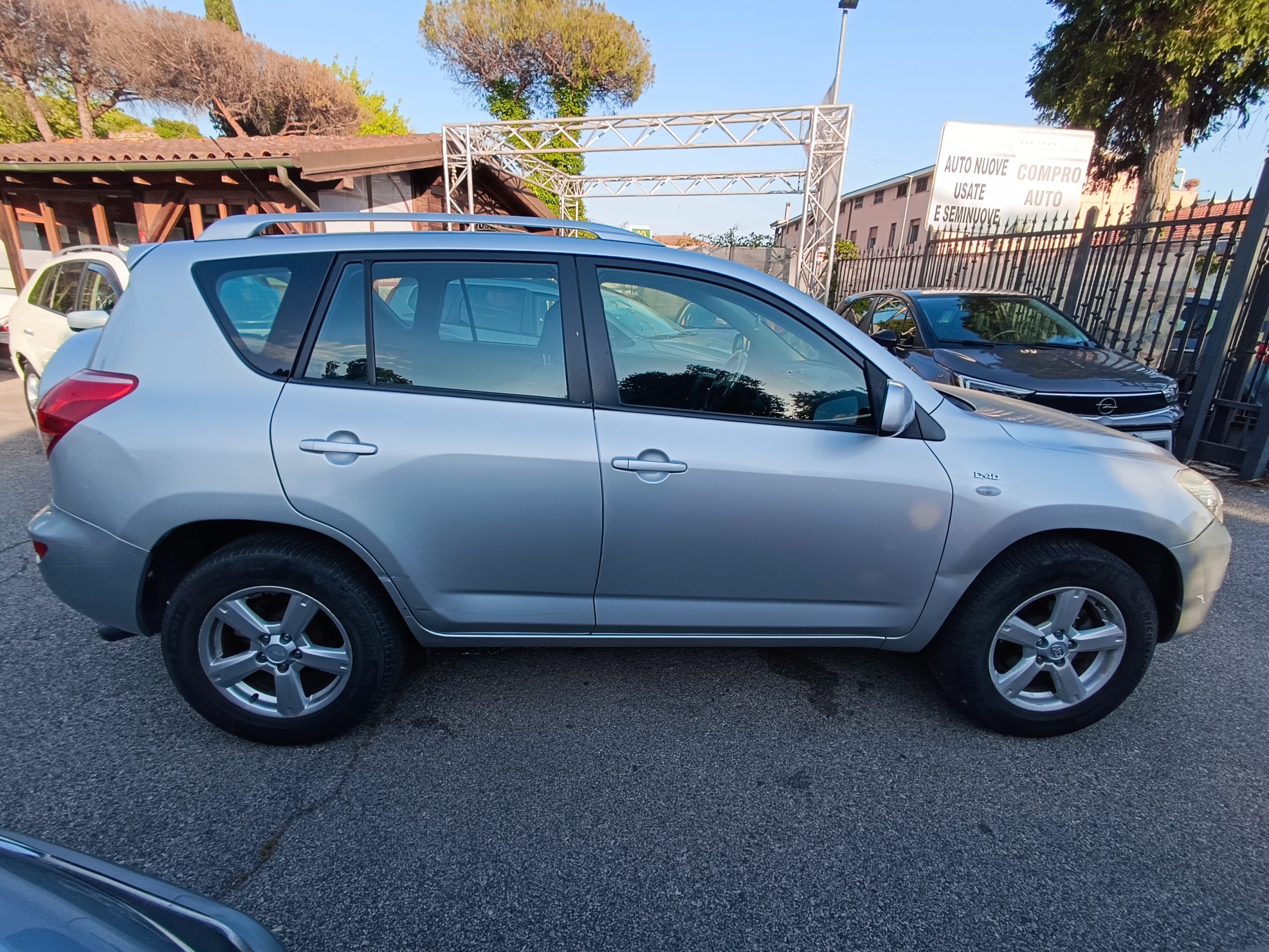Toyota Rav 2.2 D Luxury - immagine 9