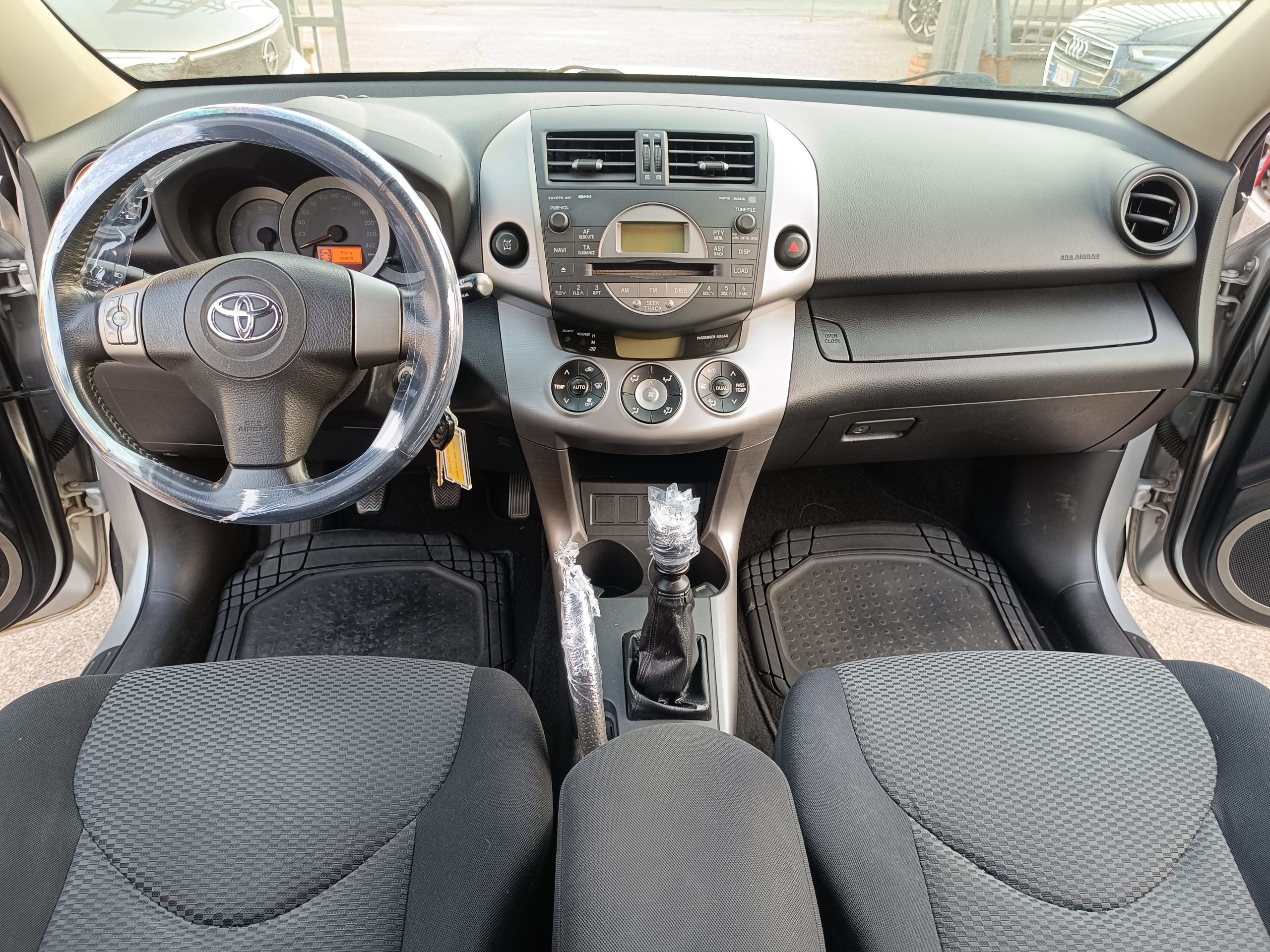 Toyota Rav 2.2 D Luxury - immagine 11