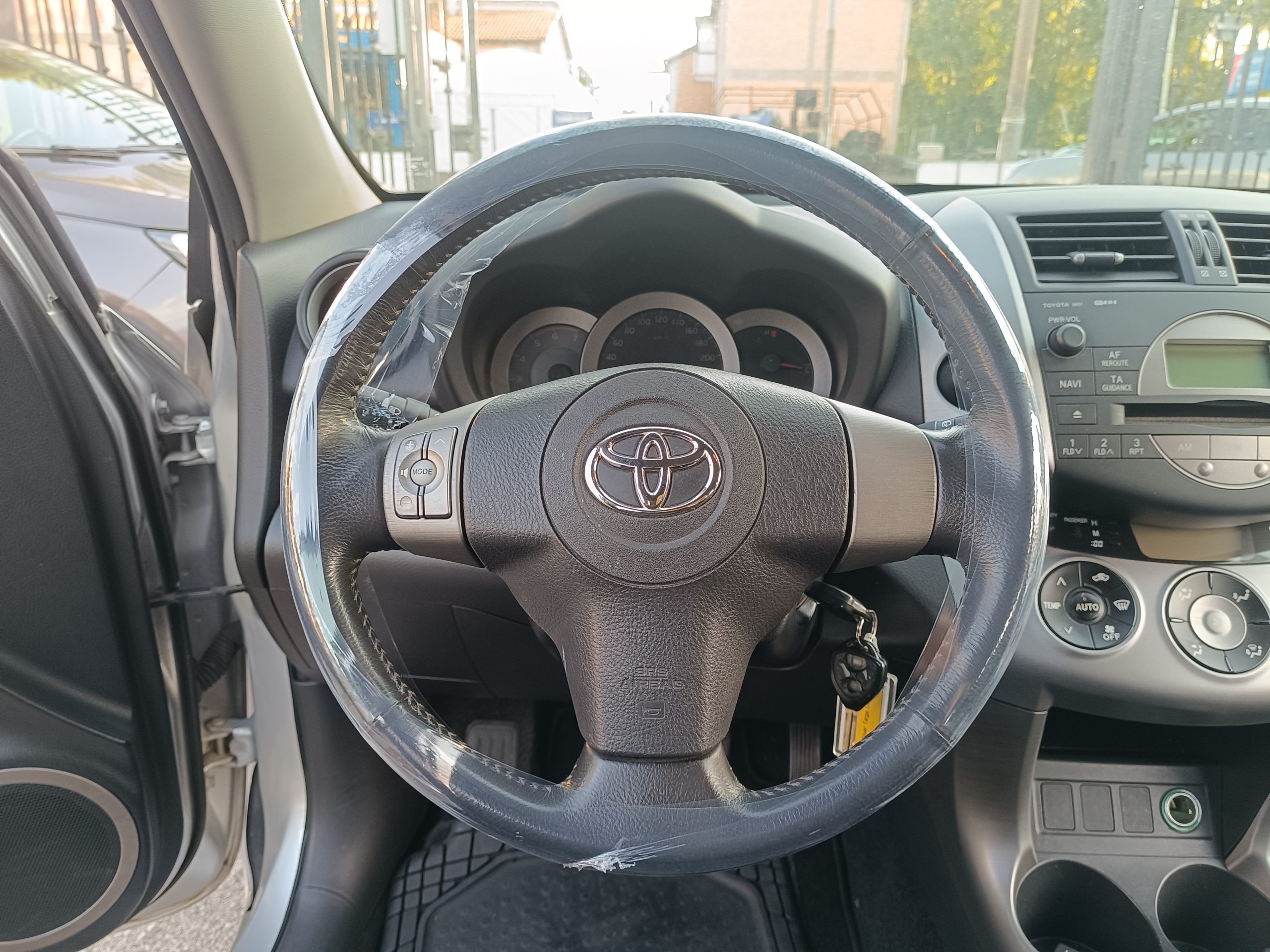 Toyota Rav 2.2 D Luxury - immagine 12